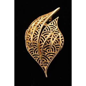 TAT Vintage Leaf Pin Brooch Gold Tone Filigree Shiny Chunky Signed 1980s BinF